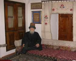 The gate of the mausoleum and the small mosque is decorated with Seljuk motifs and a Persian text suggested by mollah Abdurrahman Cami. You will reach